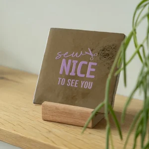 Tegeltje 'Sew nice to see you' goud
