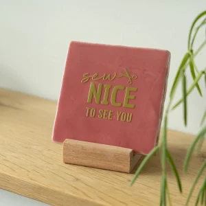 Tegeltje 'Sew nice to see you' roze